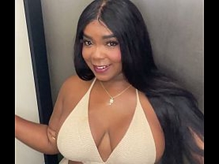 Mi hermanastra se deja hacer un cum facial en la playa