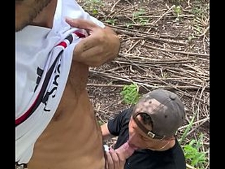 Botei o garoto pra mamar na trilha